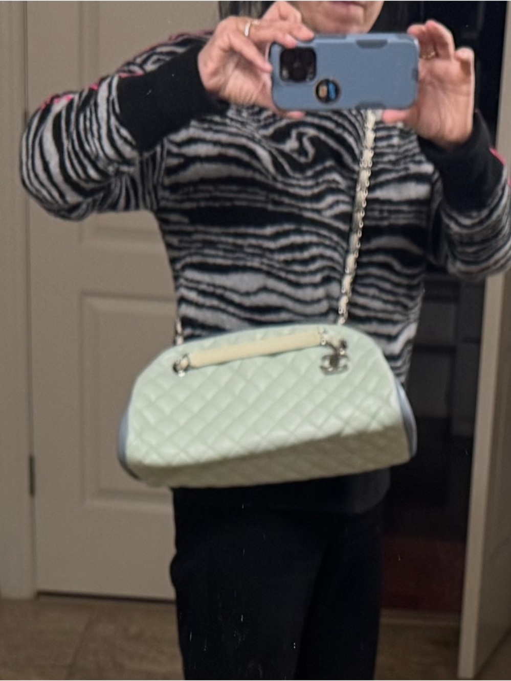 CHANEL Quilted caviar leather Shoulder Bag - Seafoam color with light blue - Picture 14 of 14
